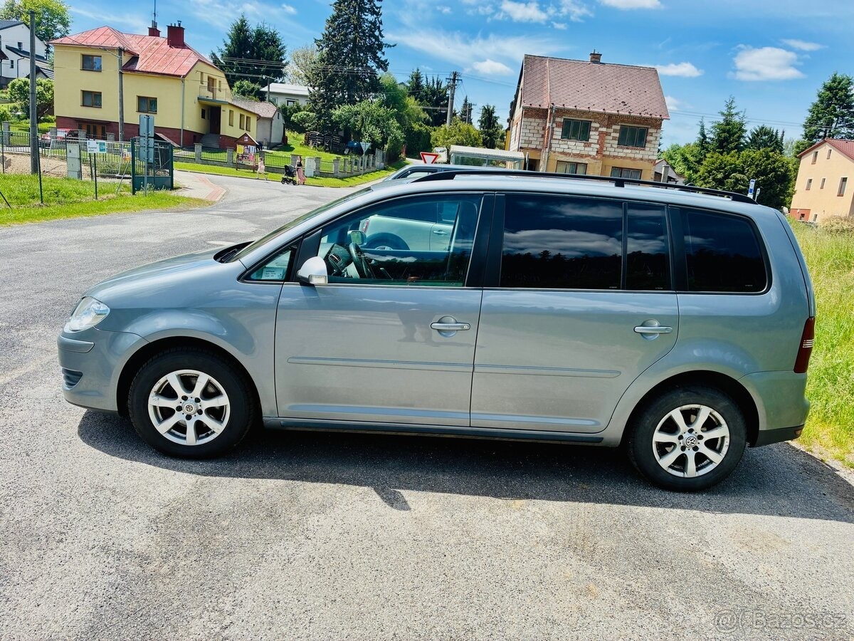 volkswagen-touran-2-0-tdi-103kw-dsg-rv-2010 - 4