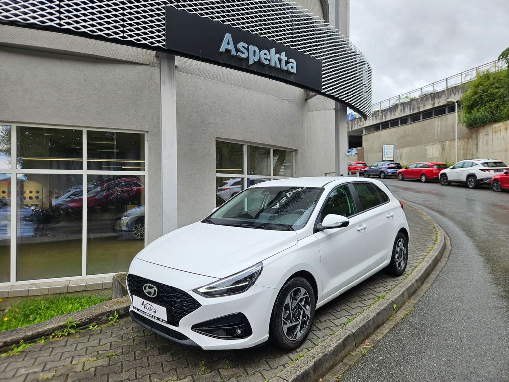 Hyundai i30 1.5i Family, serv.kn., 1.maj.