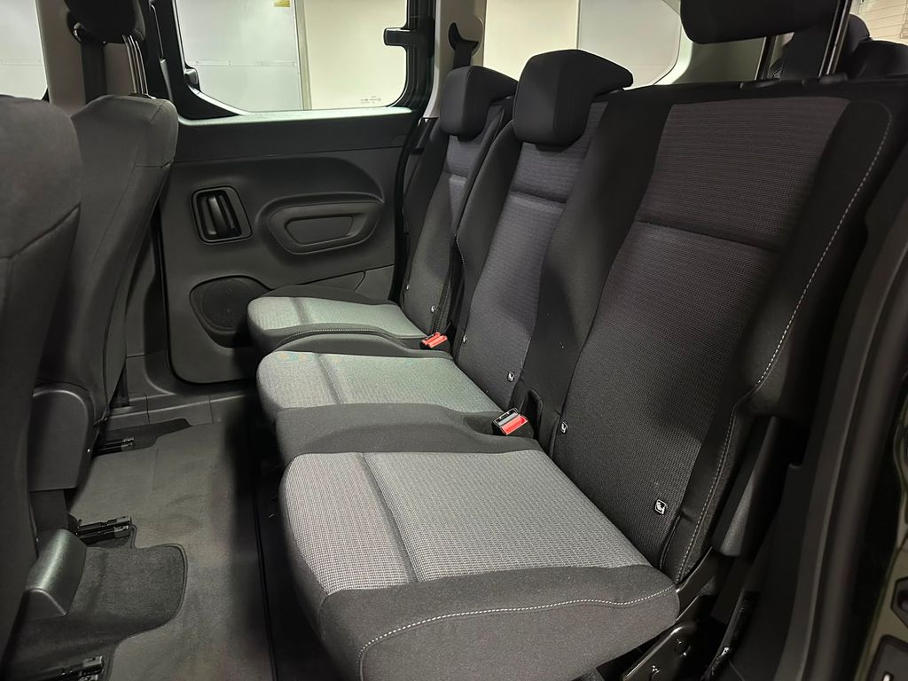 toyota-proace-city-verso-1-2-passenger-business-7s-tailgate - 9
