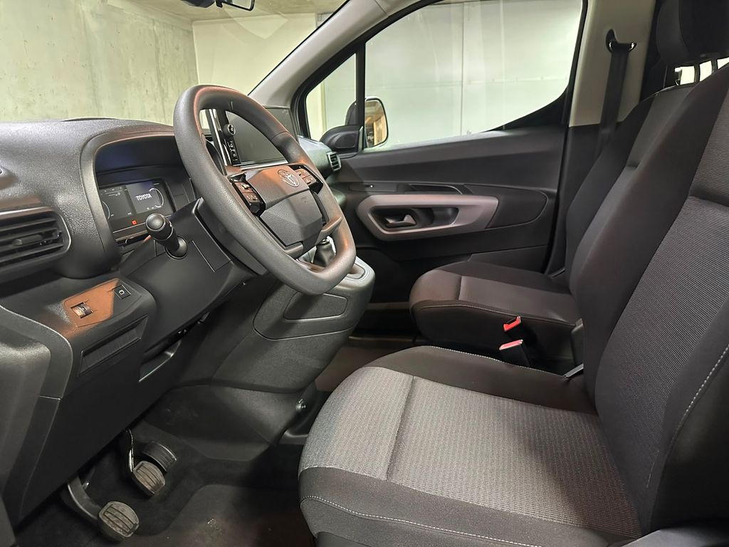 toyota-proace-city-verso-1-2-passenger-business-7s-tailgate - 8