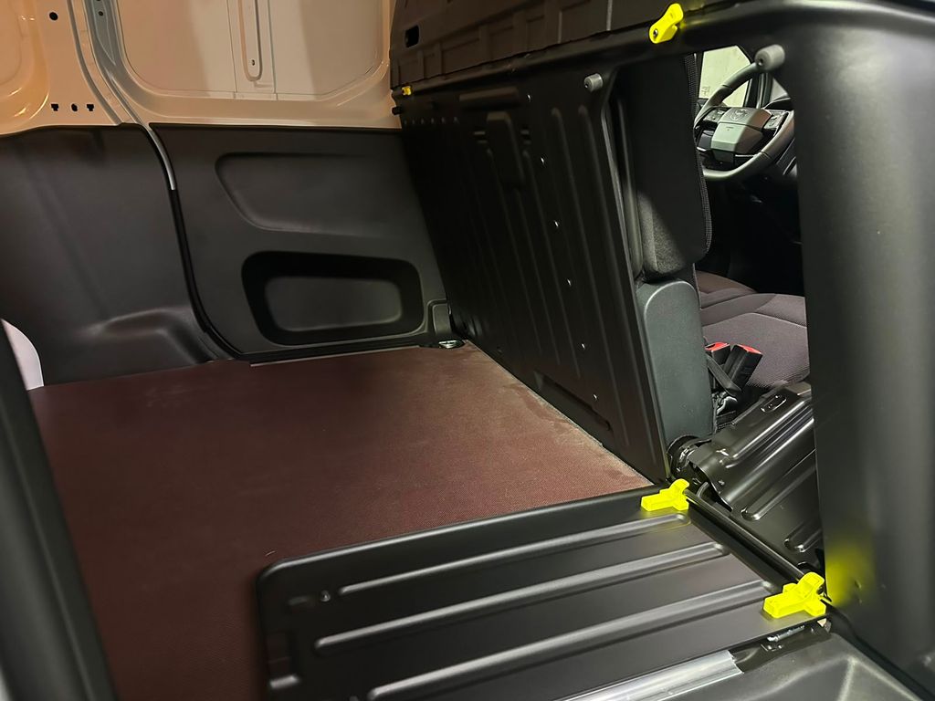toyota-proace-city-1-5-d-4d-panel-van-active-multimedia - 9
