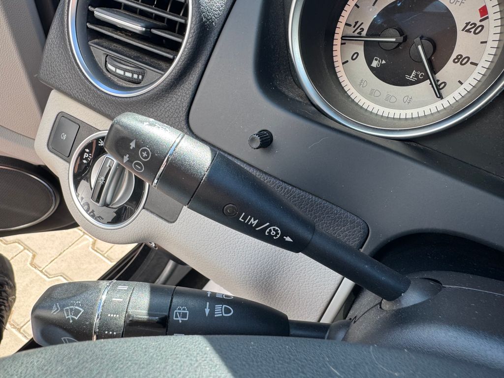 mercedes-benz-tridy-c-300-cdi-4matic-amg-paket - 8