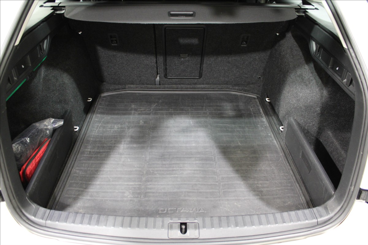 skoda-octavia-2-0-tdi-dsg-style-1-majitel-cz - 5