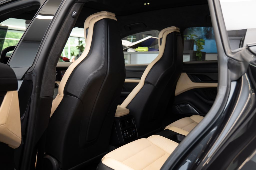 porsche-taycan-turbo-s-cross-turismo-burmester-360-vzduch-pano - 9
