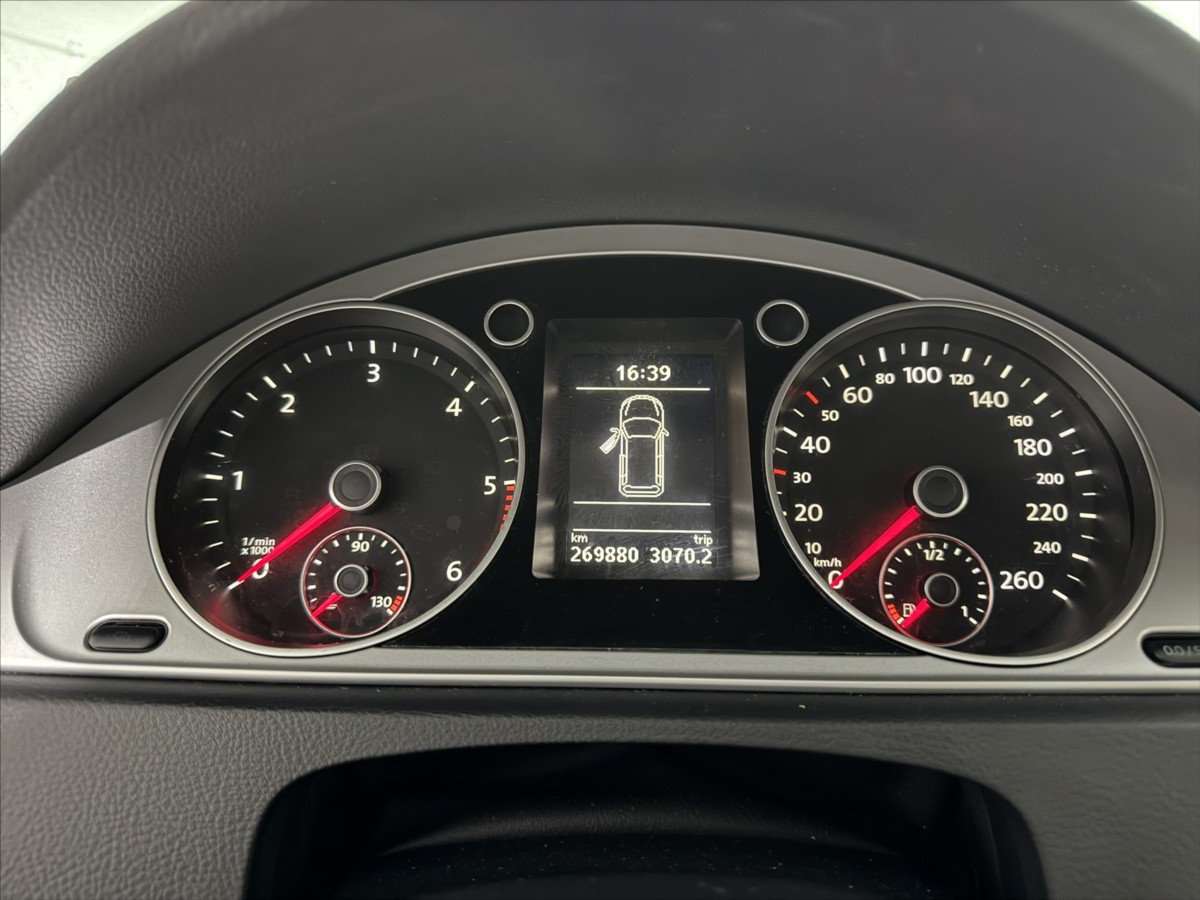 volkswagen-passat-1-6-tdi-77kw-vyhrev-tazne - 9