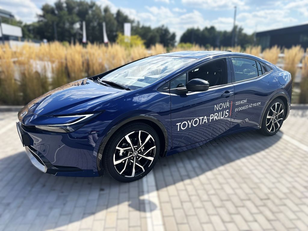 toyota-prius-prestige-prius-plug-in-ng23 - 3