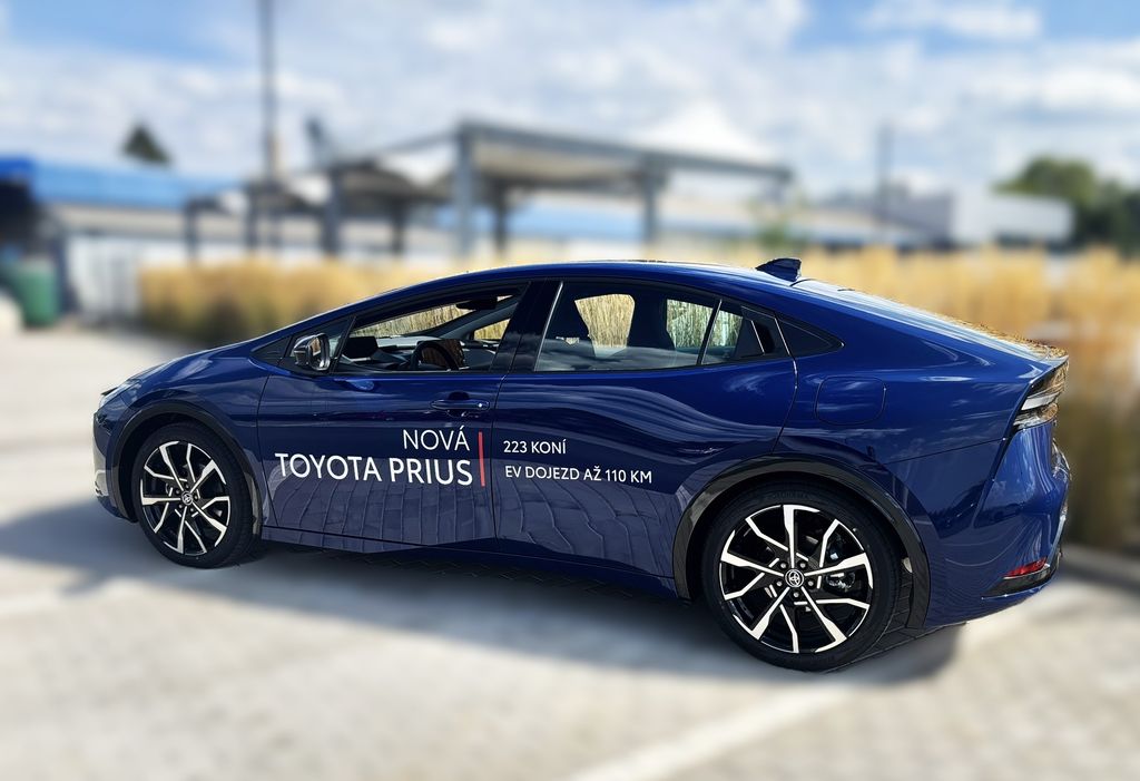 toyota-prius-prestige-prius-plug-in-ng23 - 5