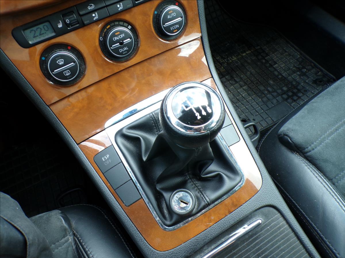 volkswagen-passat-2-0-tdi-highline-xenony - 9