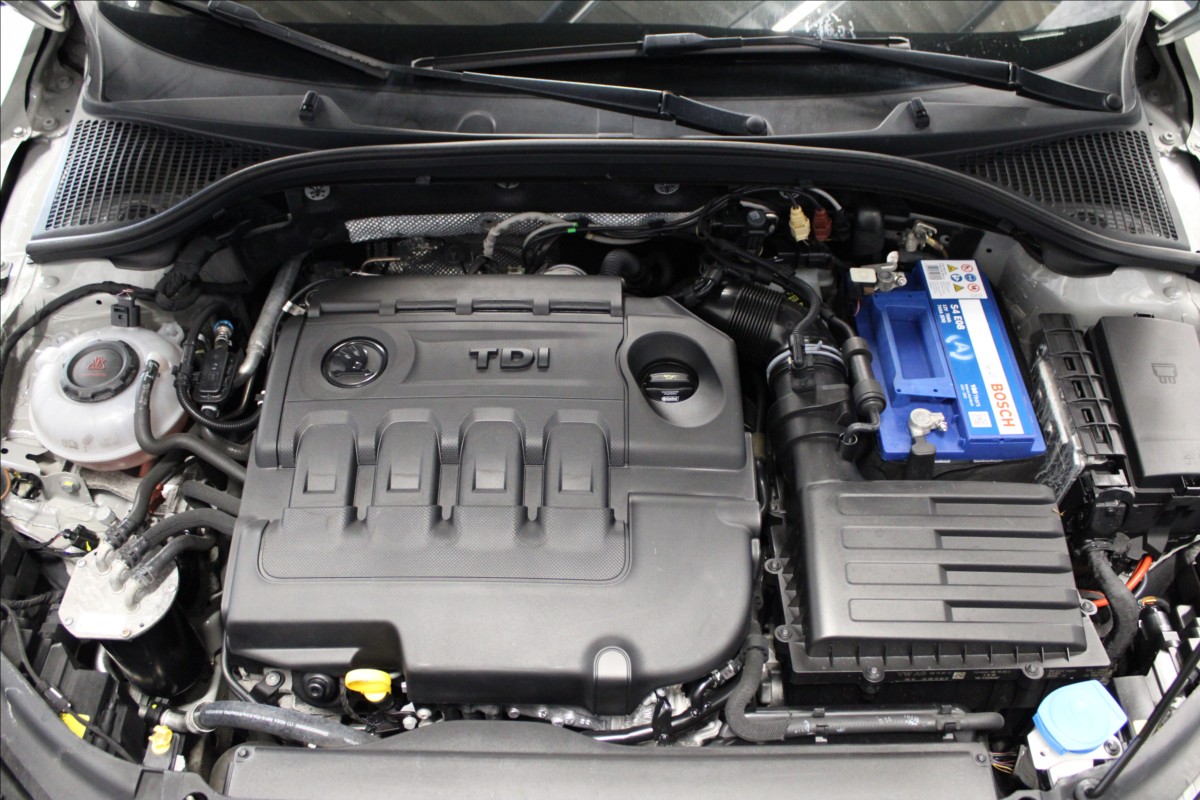 skoda-octavia-2-0-tdi-rs-4x4-dsg-top-virtual - 5