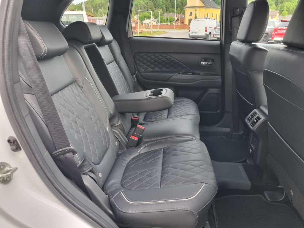 mitsubishi-outlander-2-4-phev-4x4 - 9