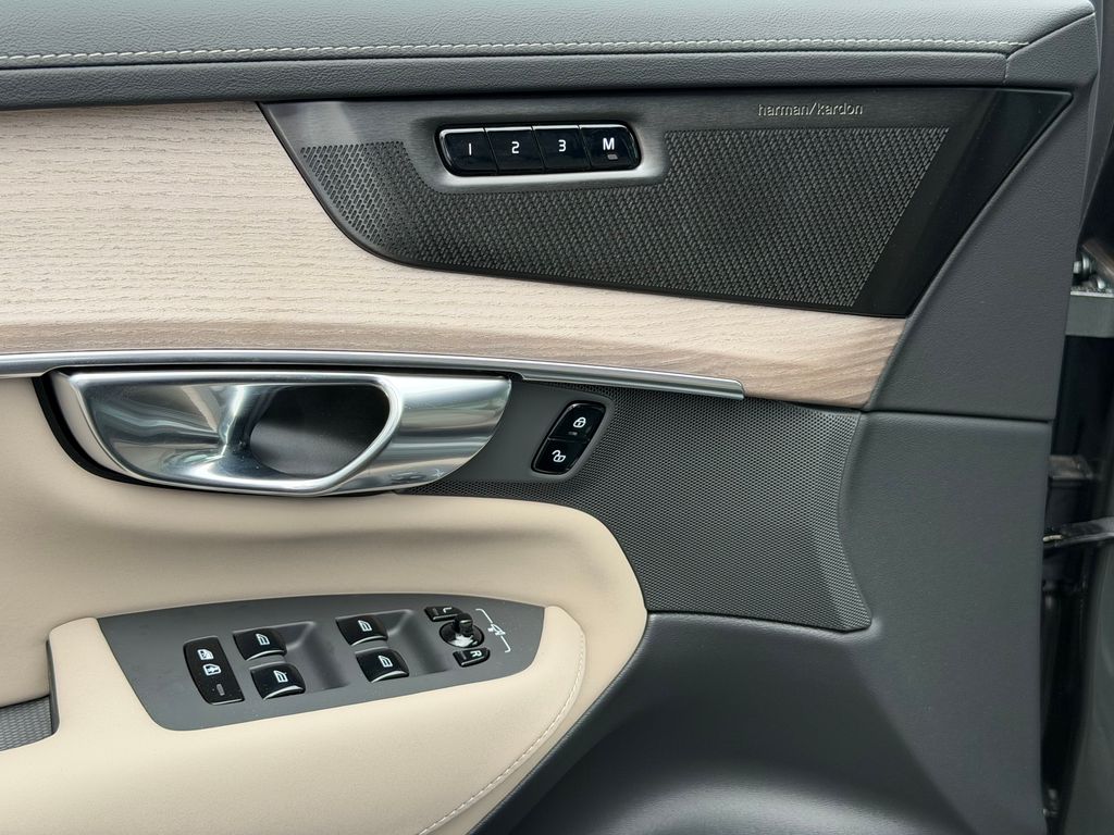 volvo-xc90-plus-dark-t8-vzduch-ventilace-skladem - 7