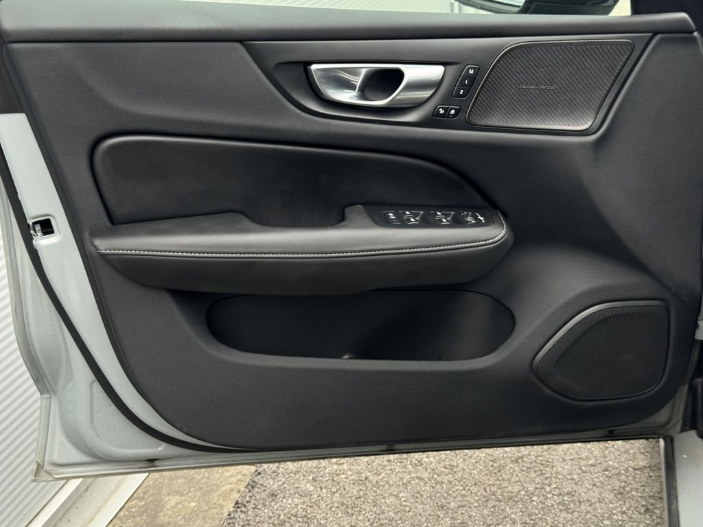 volvo-v60-plus-dark-b4-360-panorama-head-up - 7
