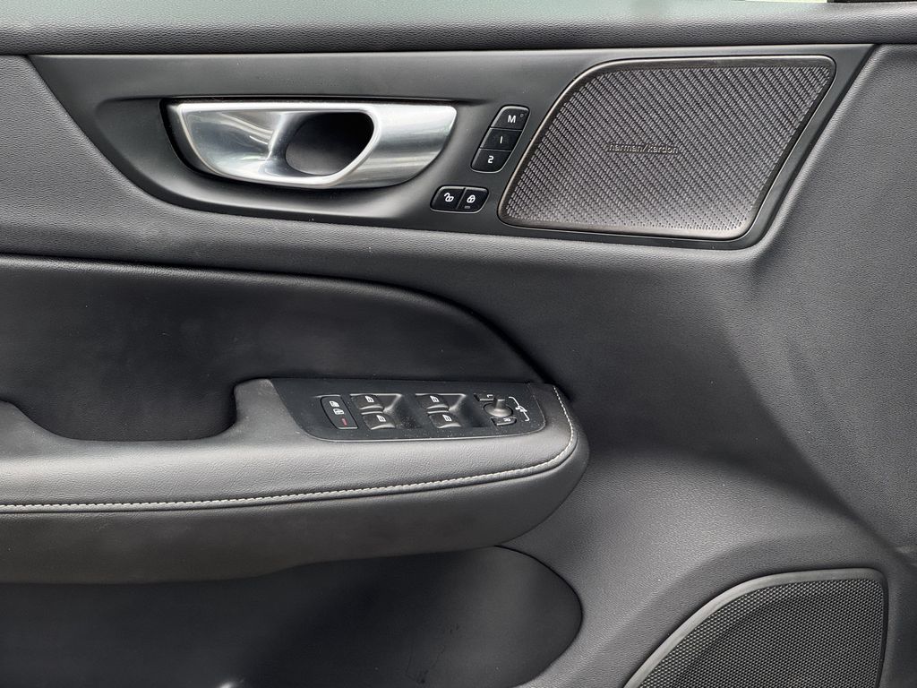volvo-v60-plus-dark-b4-360-panorama-head-up - 8