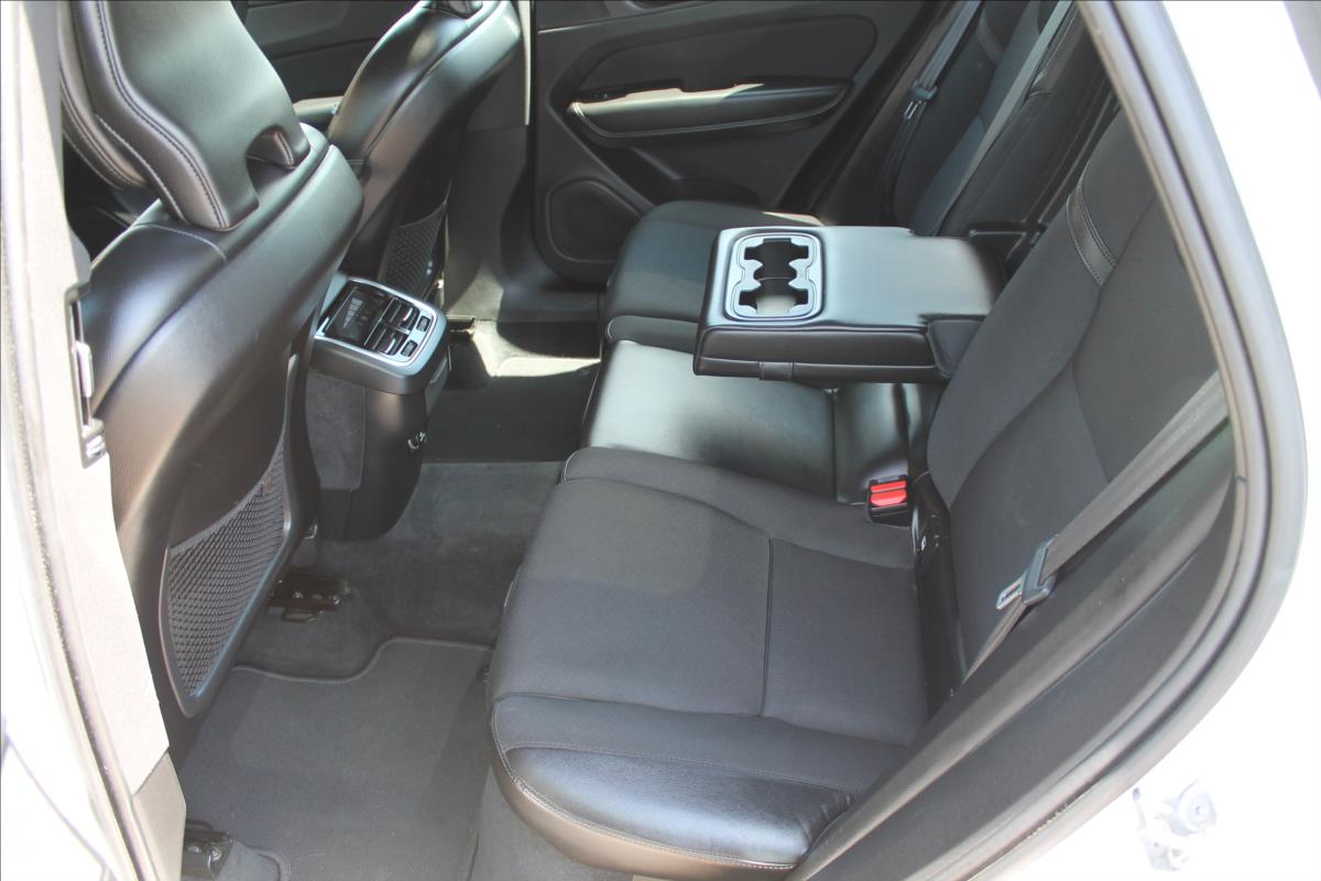 volvo-xc60-2-0-b5-173kw-awd-full-led-dph - 7