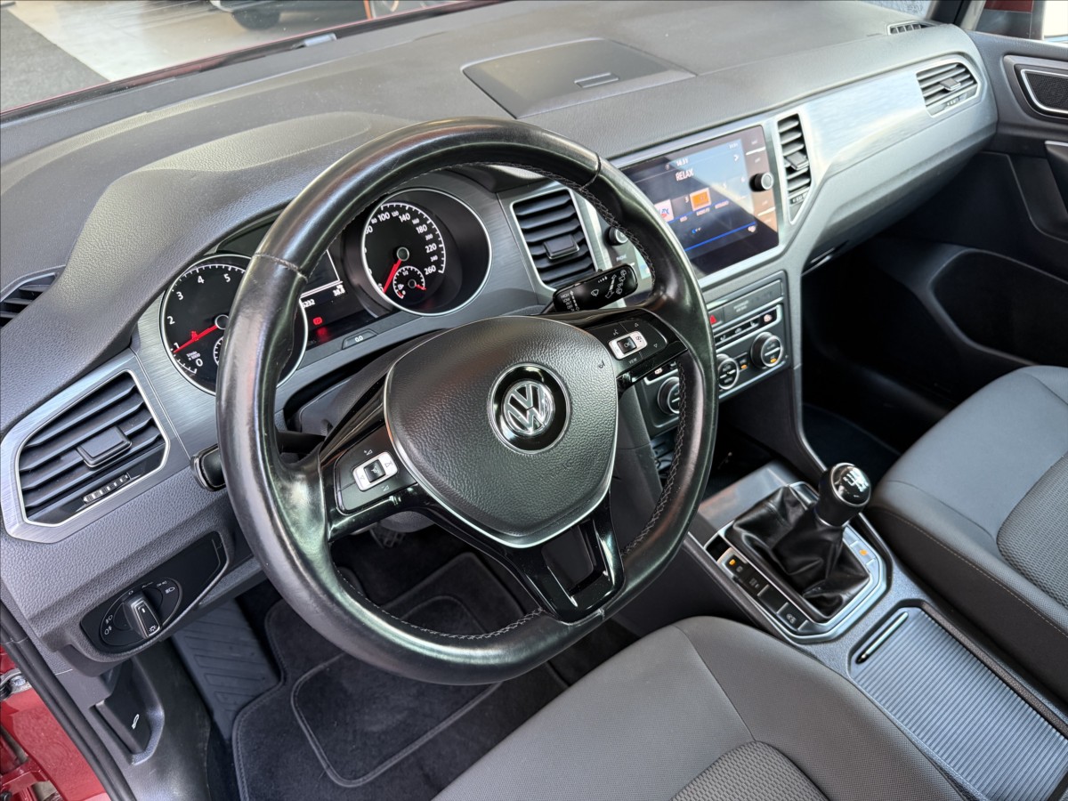 volkswagen-golf-sportsvan-1-5-tsi-nez-topeni-po-servisu - 8
