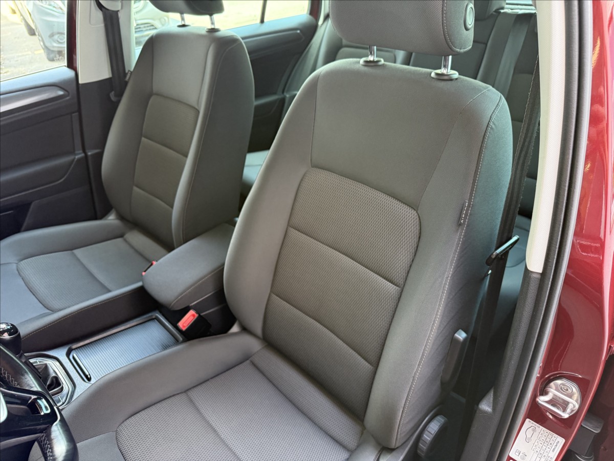 volkswagen-golf-sportsvan-1-5-tsi-nez-topeni-po-servisu - 9