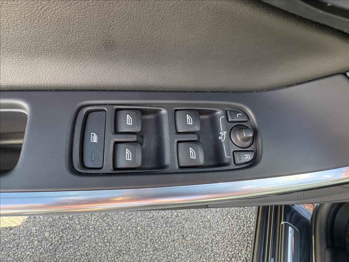volvo-v60-2-4-d5-r-design-at-awd-xen-vyb - 4