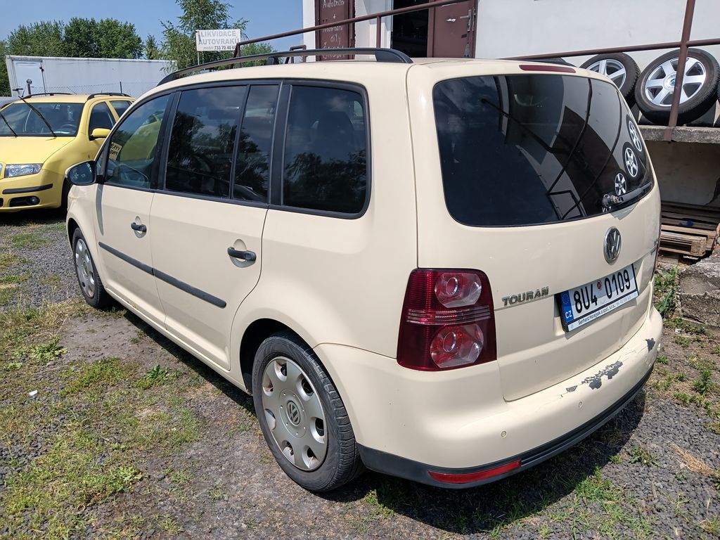 volkswagen-touran-1-9-tdi-highline-7mistny - 1