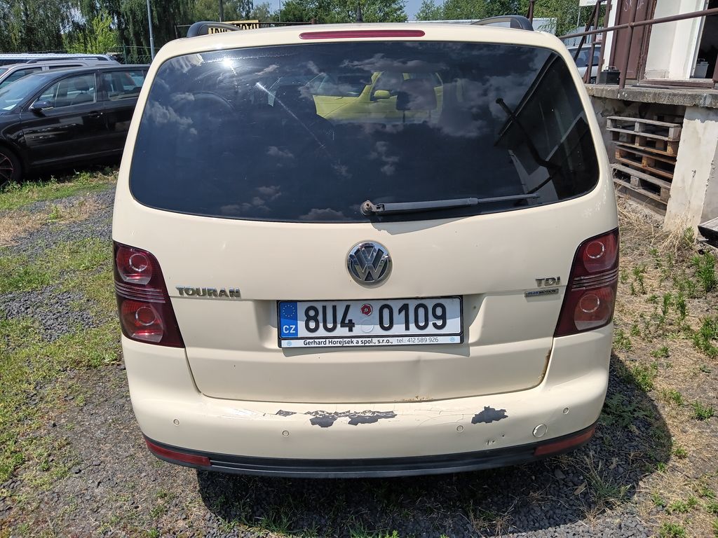 volkswagen-touran-1-9-tdi-highline-7mistny - 2