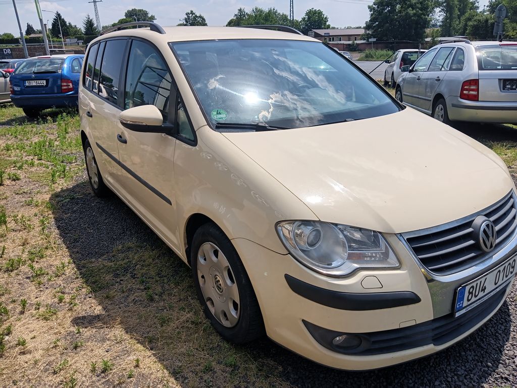 volkswagen-touran-1-9-tdi-highline-7mistny - 6