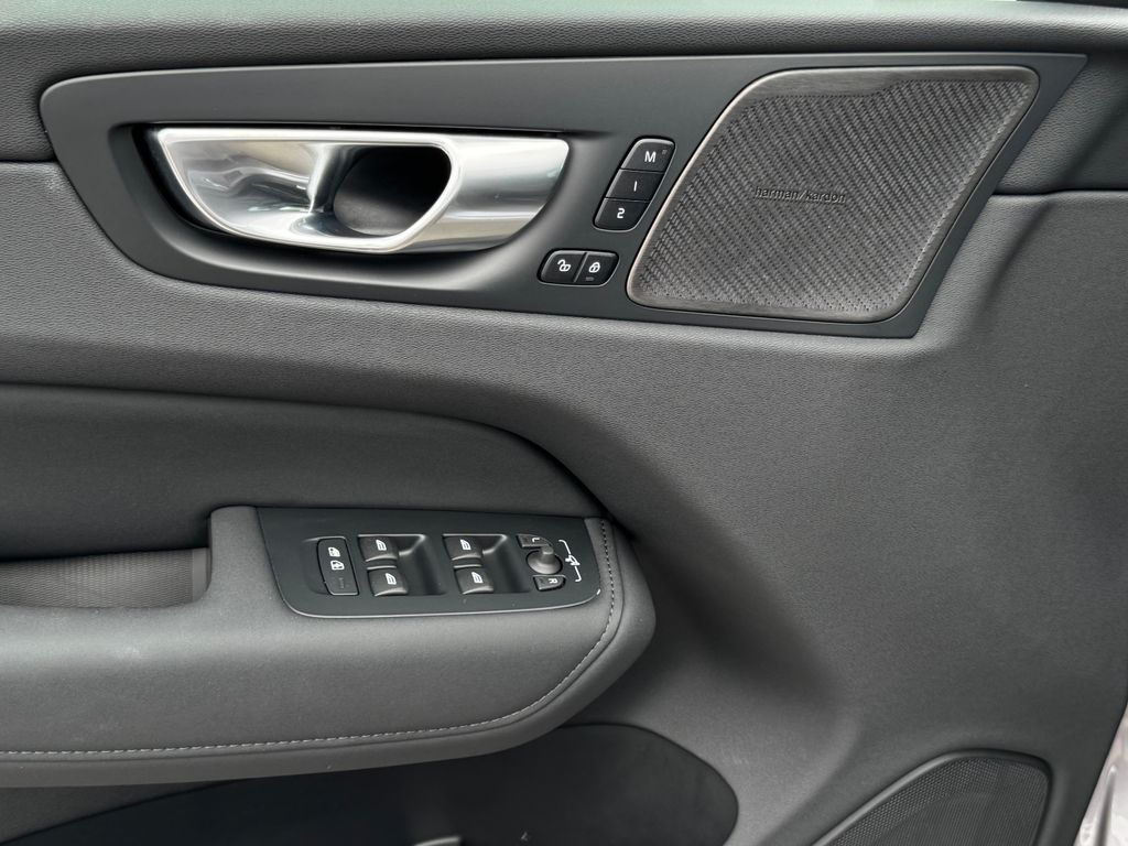 volvo-xc60-plus-b5-360-ventilace - 8