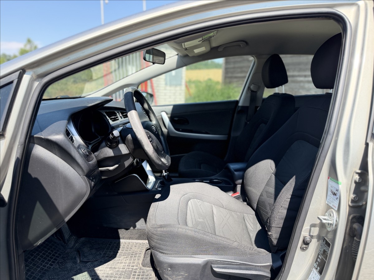 kia-ceed-1-6-nove-v-cr-sada-kol - 8