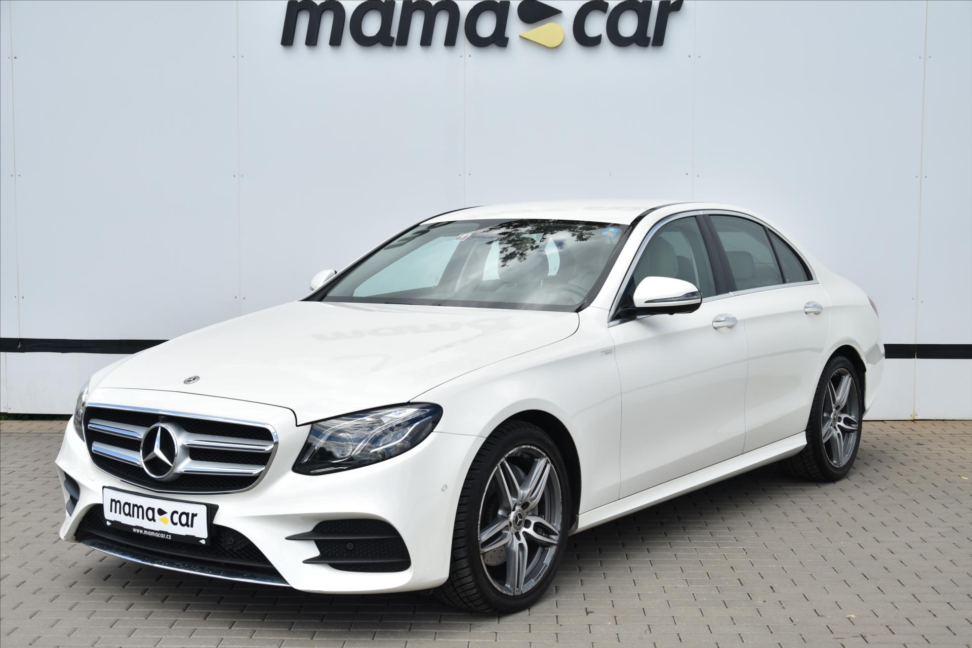 mercedes-benz-tridy-e-220d-4matic-amg-navi-cr - 2