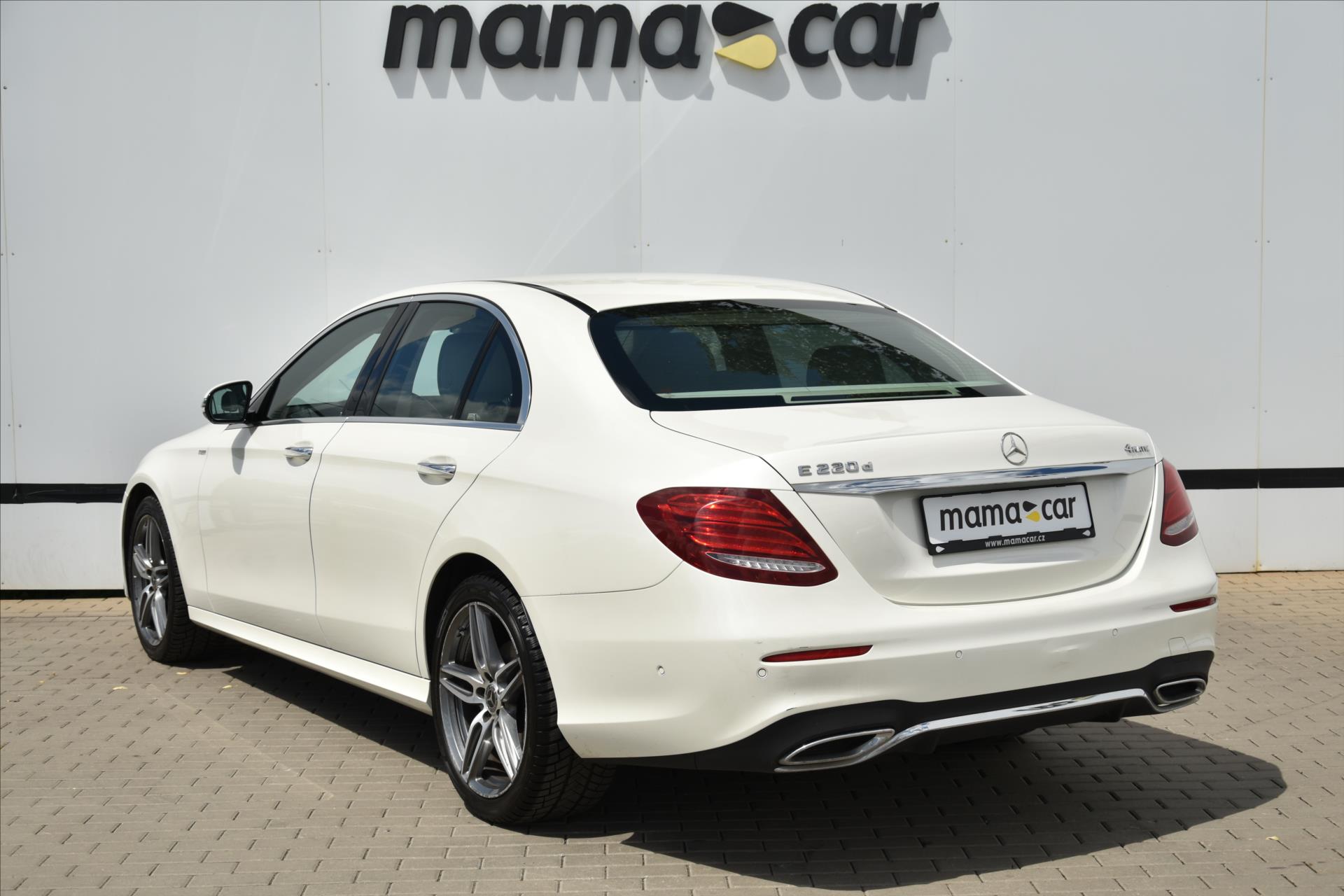 mercedes-benz-tridy-e-220d-4matic-amg-navi-cr - 4