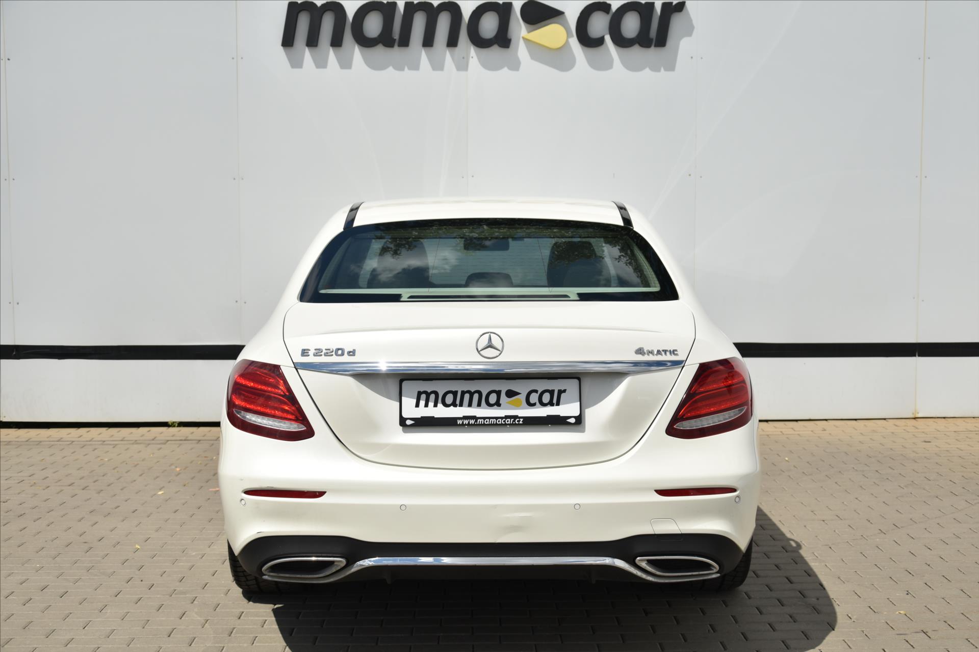 mercedes-benz-tridy-e-220d-4matic-amg-navi-cr - 5