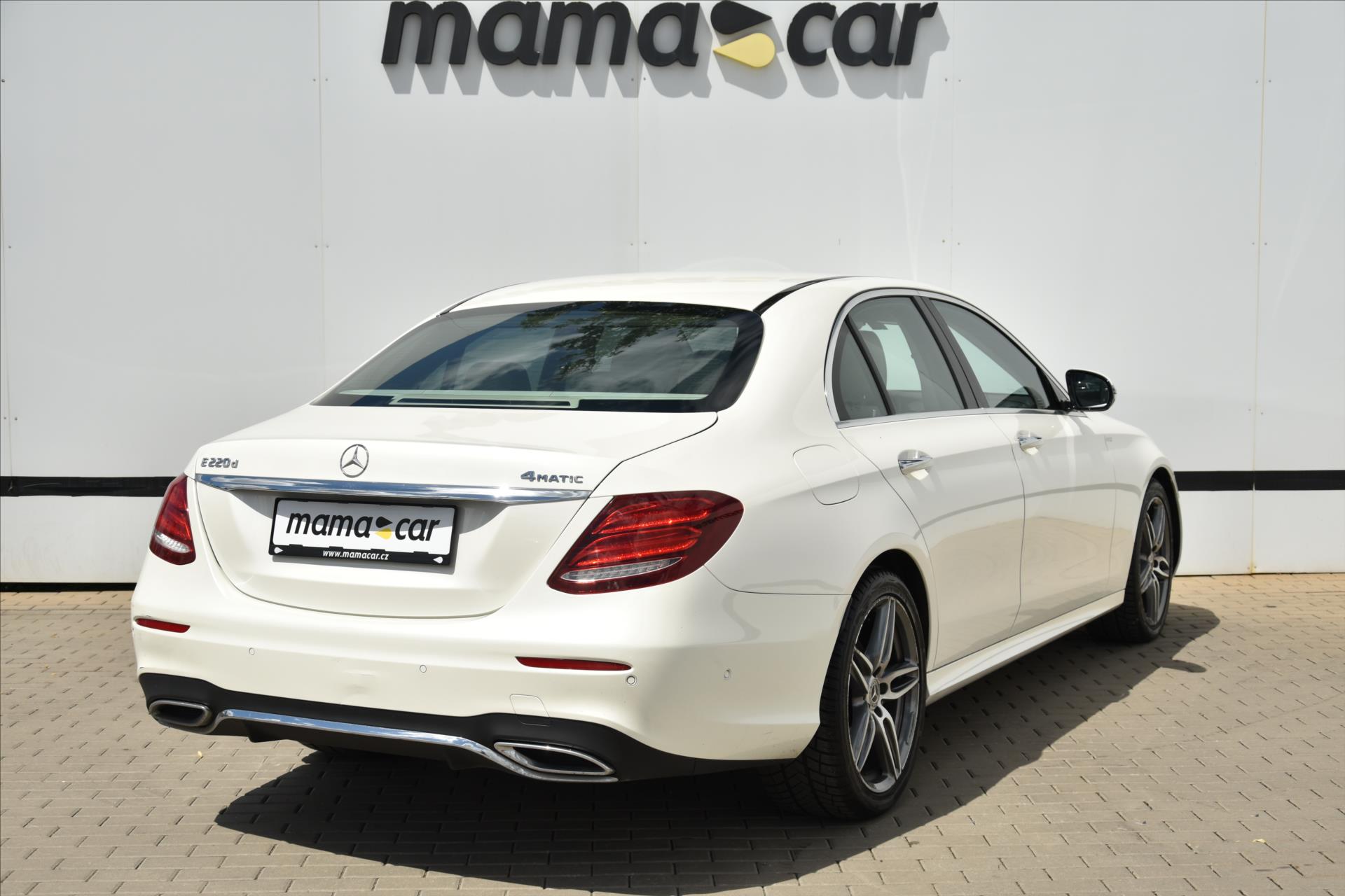 mercedes-benz-tridy-e-220d-4matic-amg-navi-cr - 6