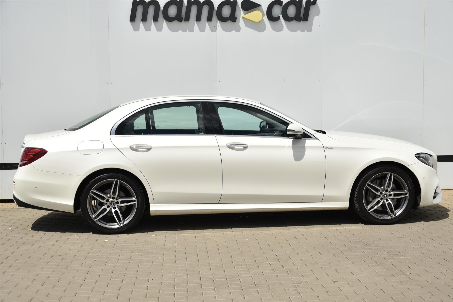 mercedes-benz-tridy-e-220d-4matic-amg-navi-cr - 7