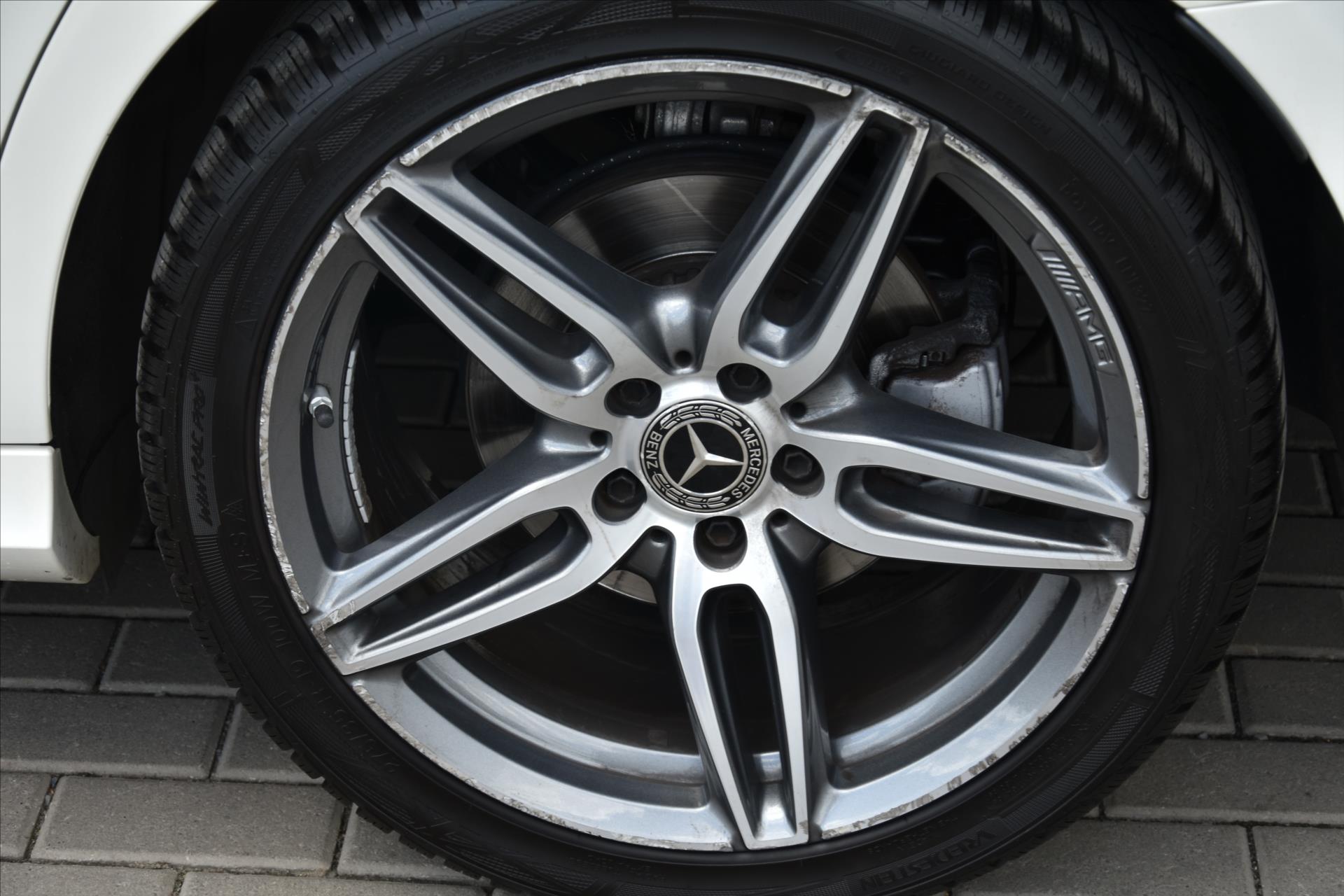 mercedes-benz-tridy-e-220d-4matic-amg-navi-cr - 8