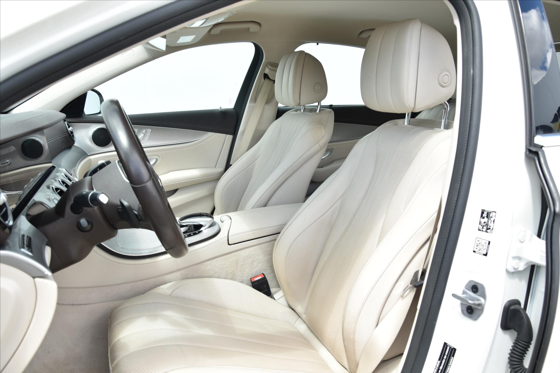 mercedes-benz-tridy-e-220d-4matic-amg-navi-cr - 9