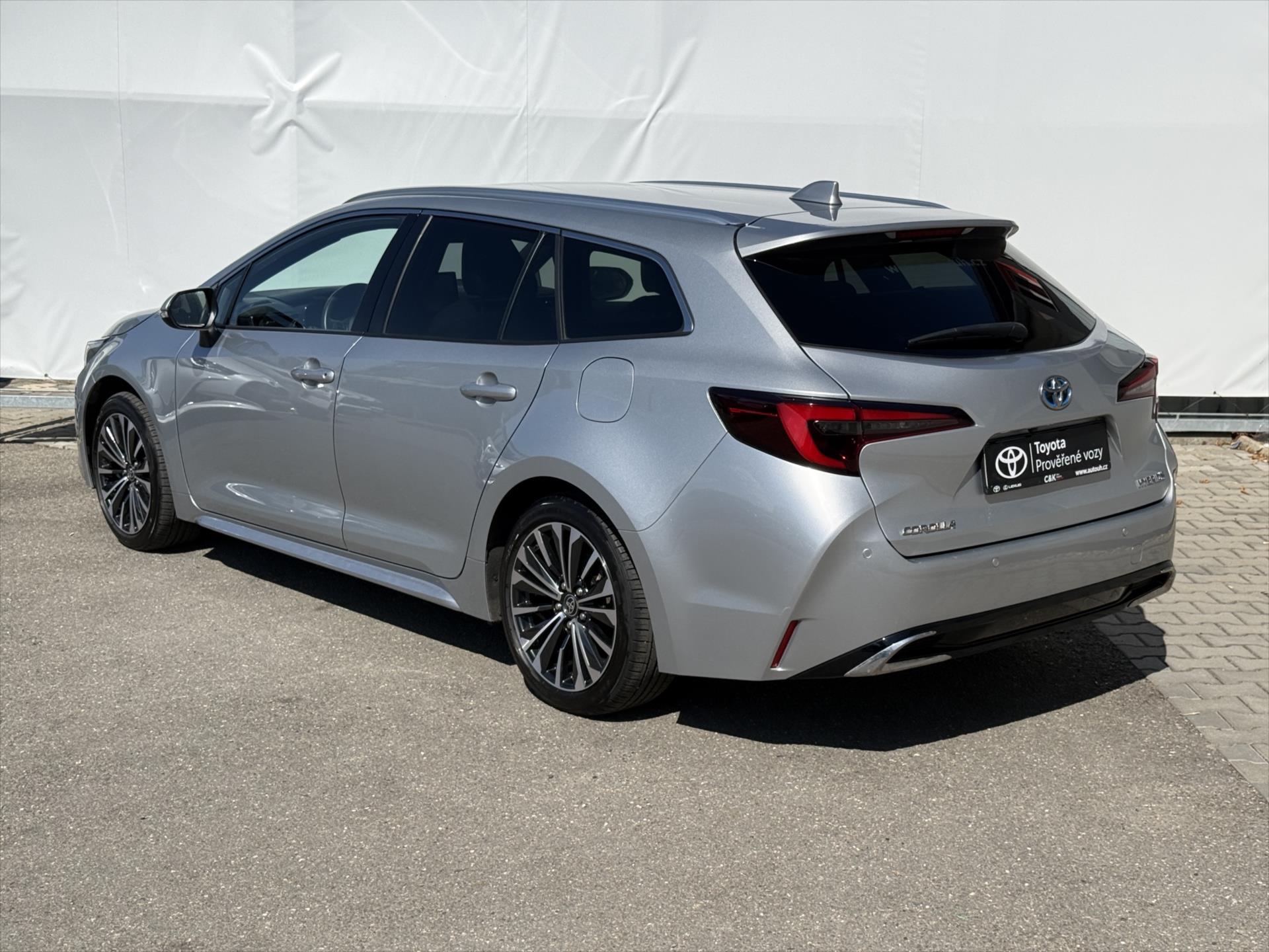 toyota-corolla-1-8-style-hybrid - 3