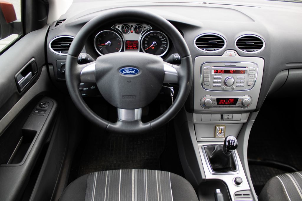 ford-focus-vyjimecny-stav-26447-km-tazne - 8