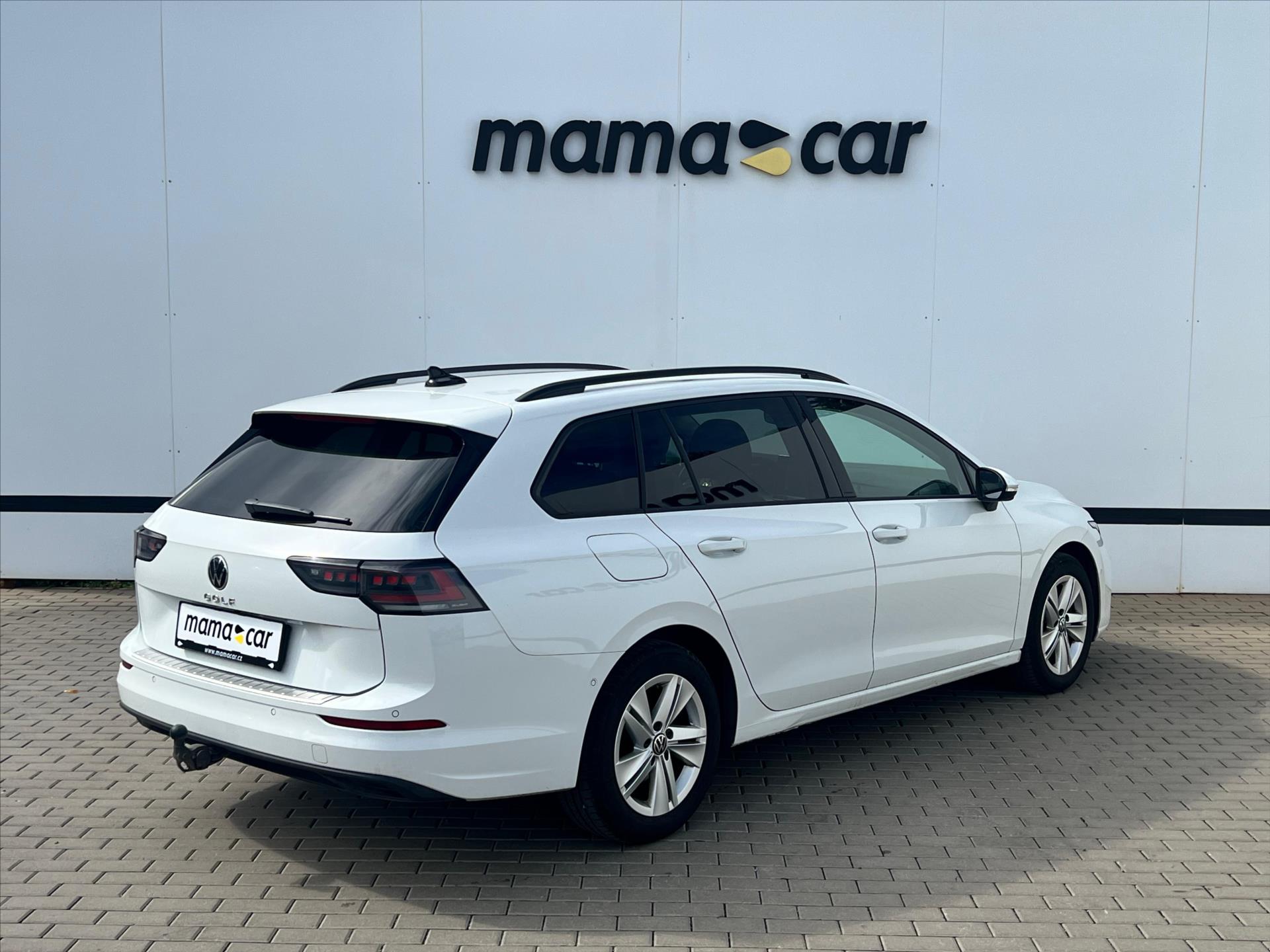 volkswagen-golf-2-0tdi-life-acc-navi-1-maj-cr - 1