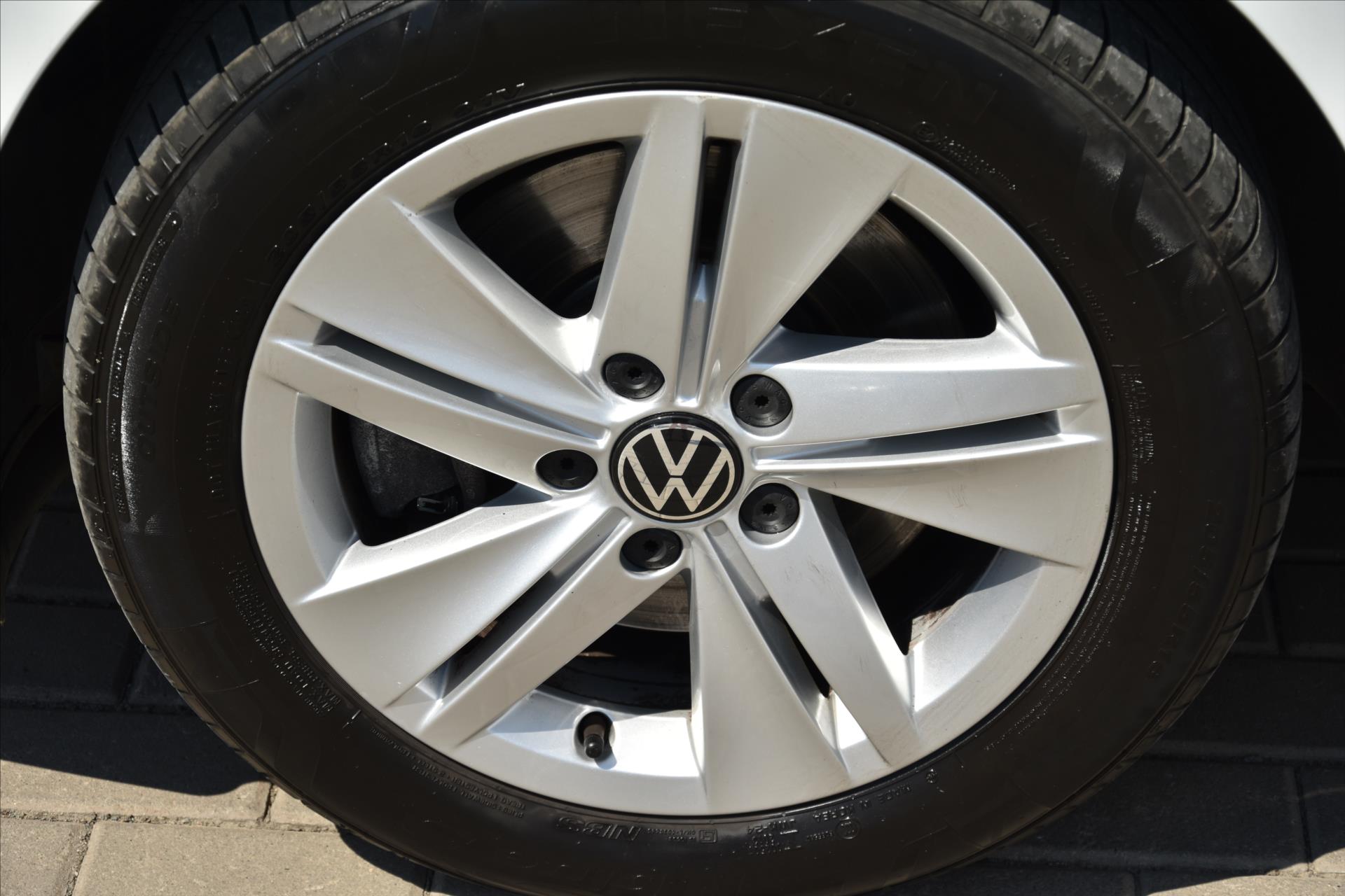 volkswagen-golf-2-0tdi-life-acc-navi-1-maj-cr - 8