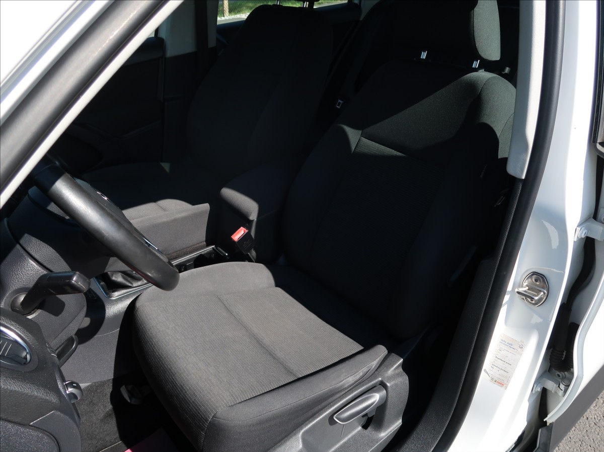 volkswagen-tiguan-2-0-tdi-103kw-novecr-aut-klima - 9