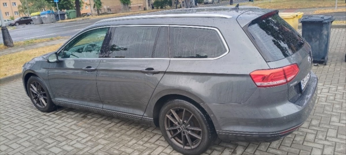 volkswagen-passat-2-0 - 1