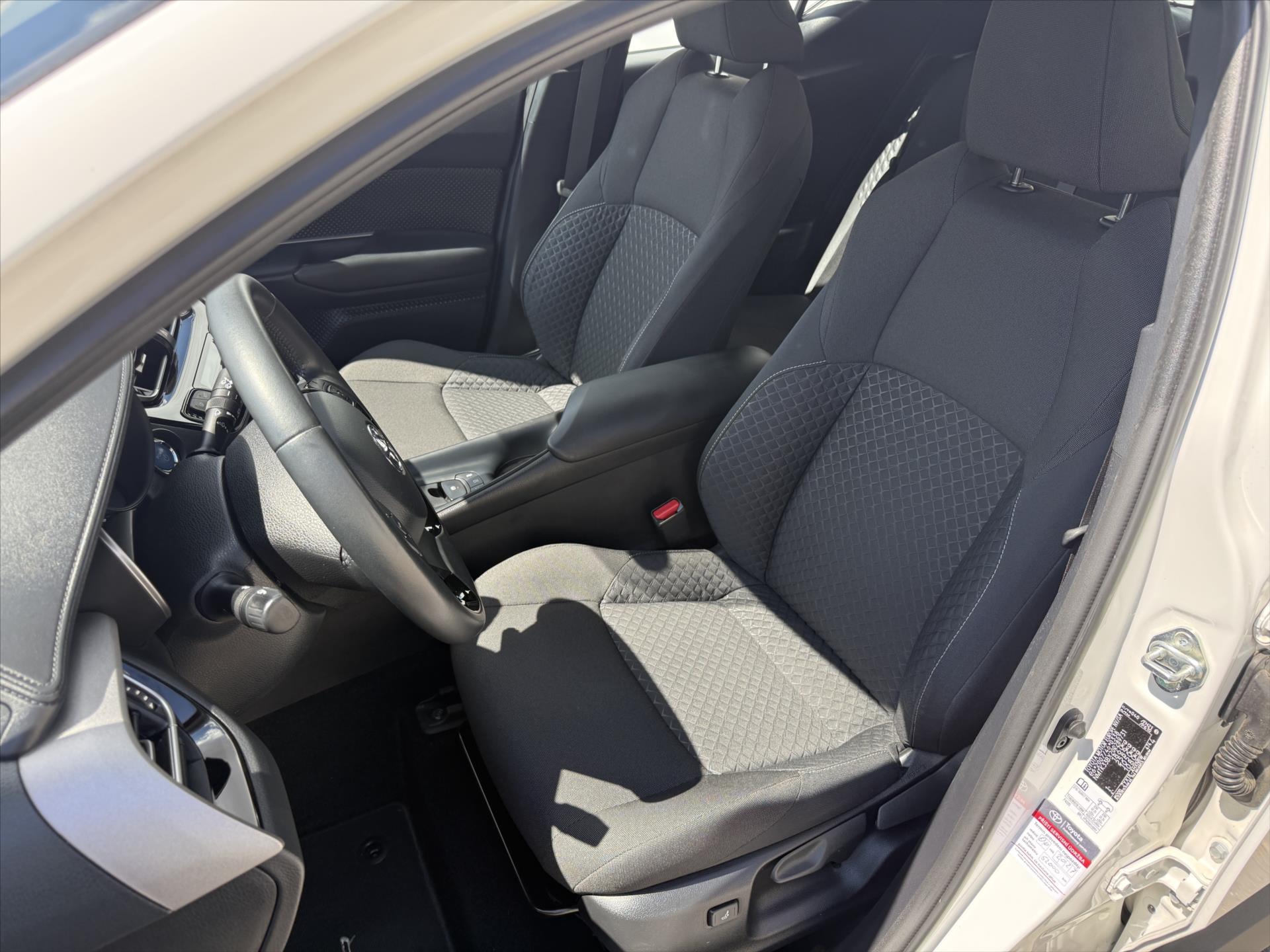toyota-c-hr-1-8-comfort-business - 8