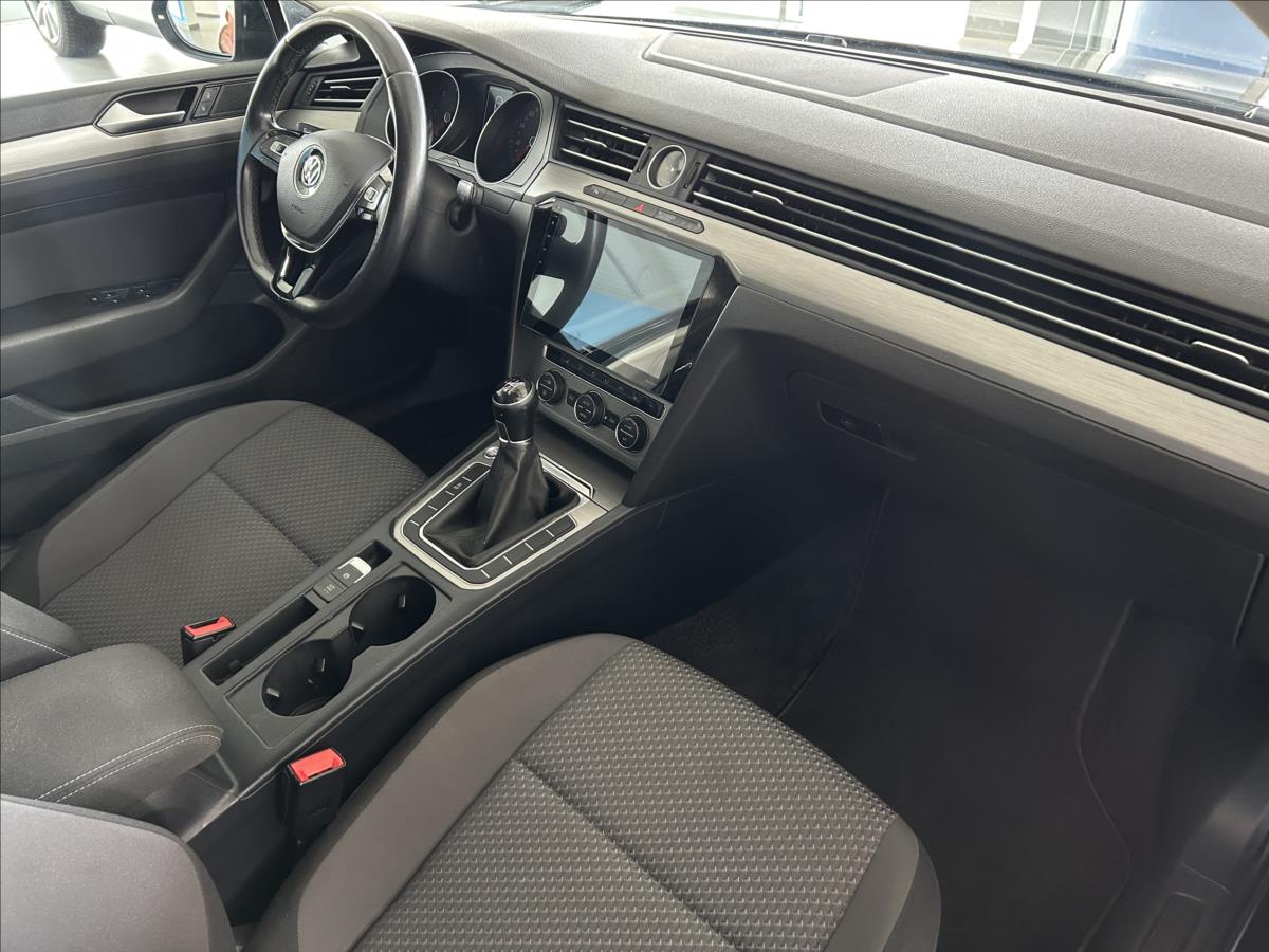 volkswagen-passat-2-0-tdi-110kw-1-maj-serviska - 8