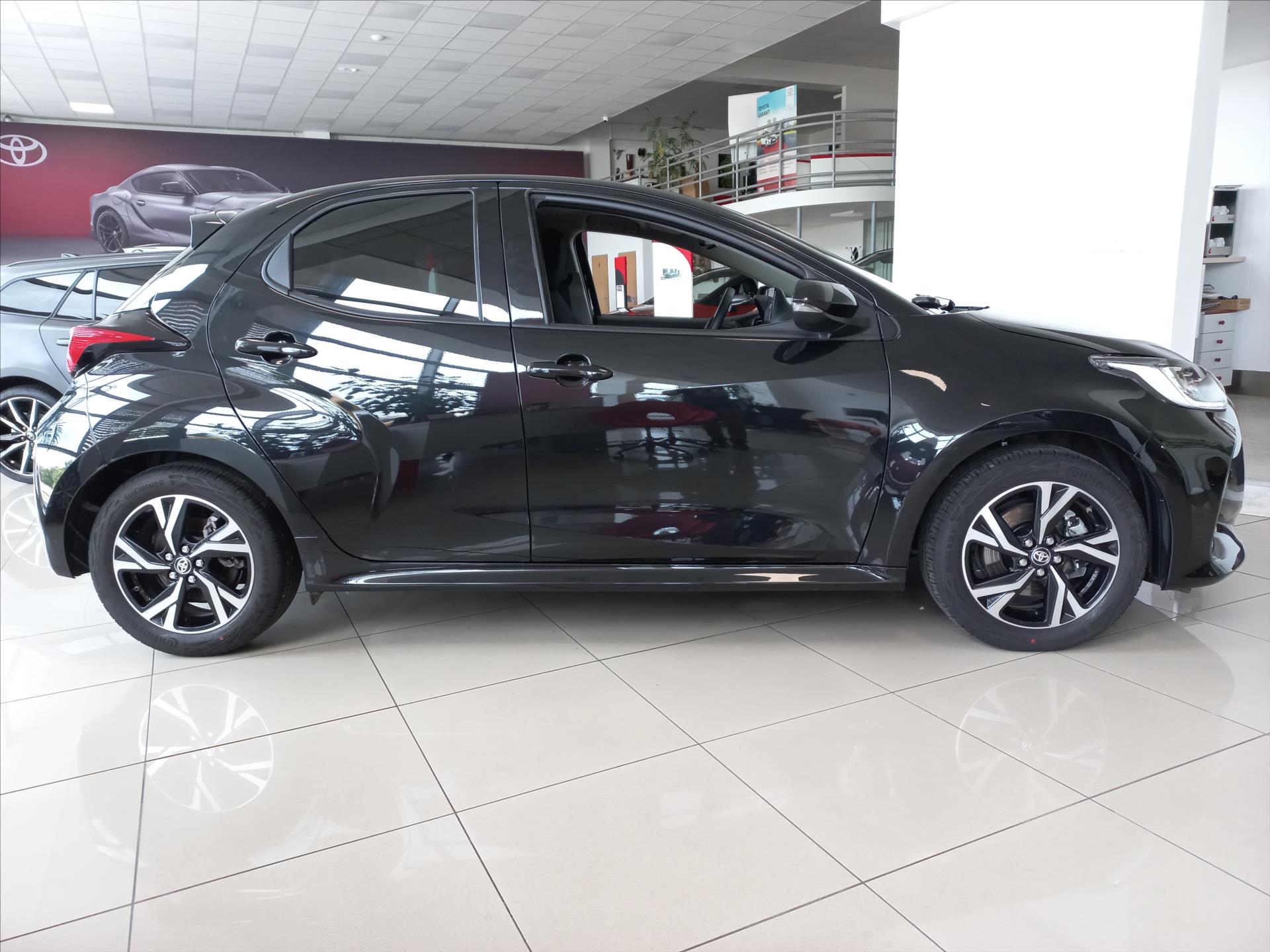 toyota-yaris-1-5-hybrid-e-cvt-116k-style - 1