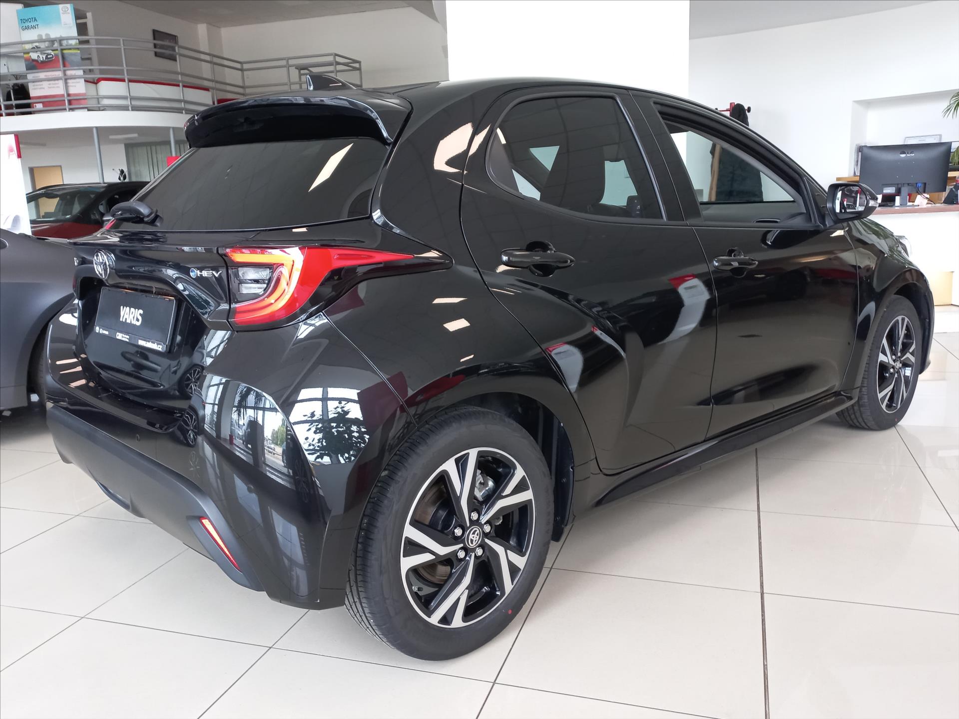 toyota-yaris-1-5-hybrid-e-cvt-116k-style - 3