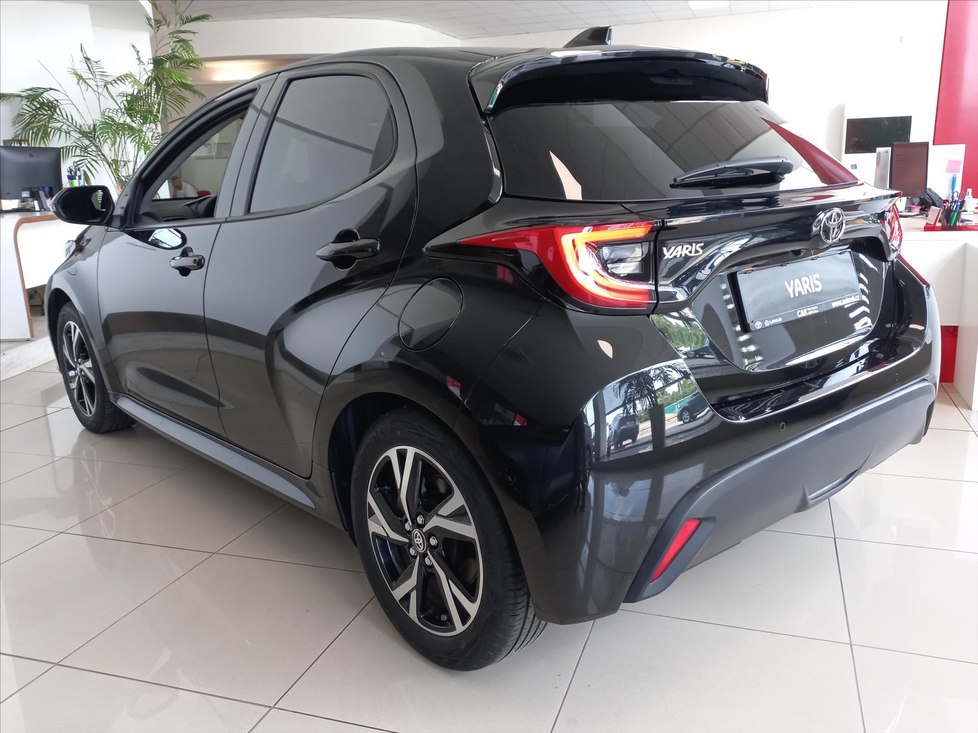 toyota-yaris-1-5-hybrid-e-cvt-116k-style - 5