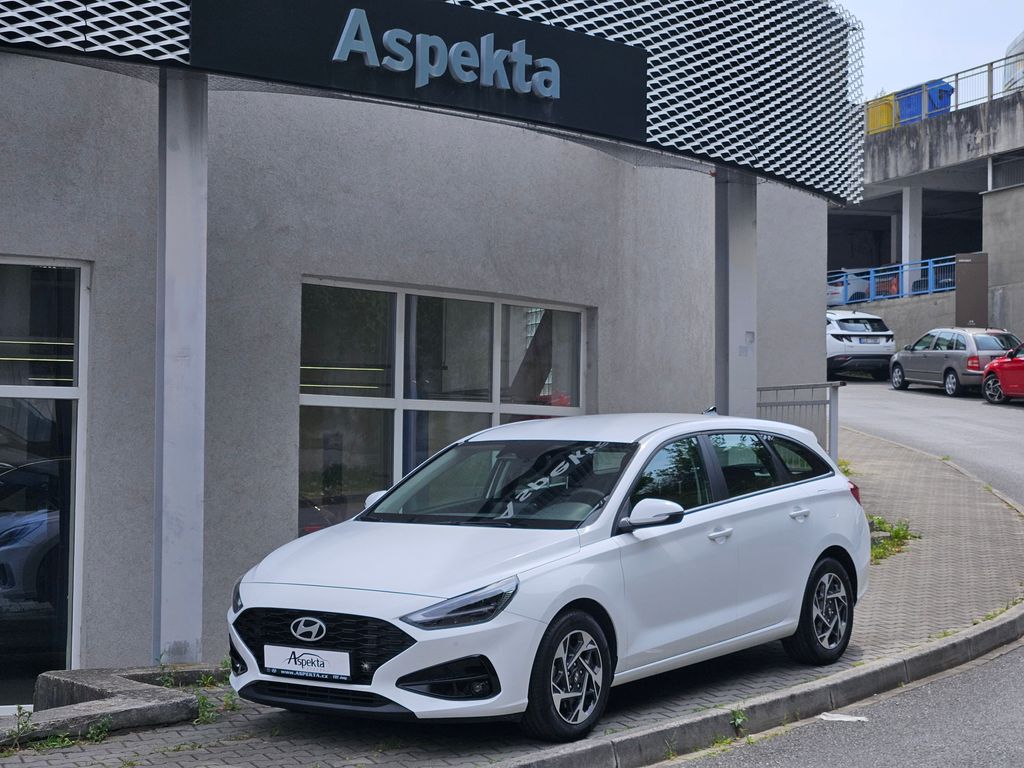 Hyundai i30 1.5i Comfort, serv.kn., 1.maj.