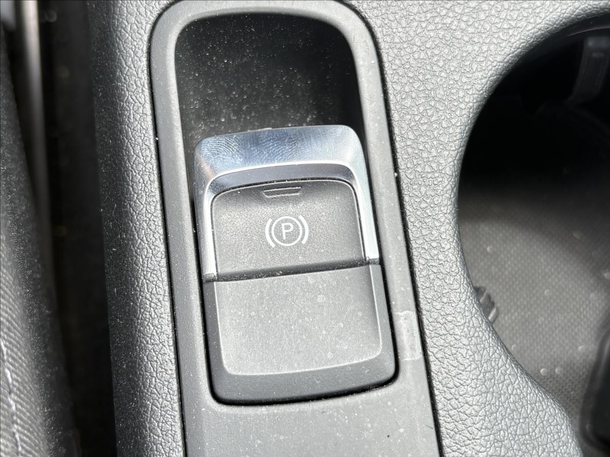 audi-q3-2-0-tdi110kw-s-tr-led-nav-vyhr - 9