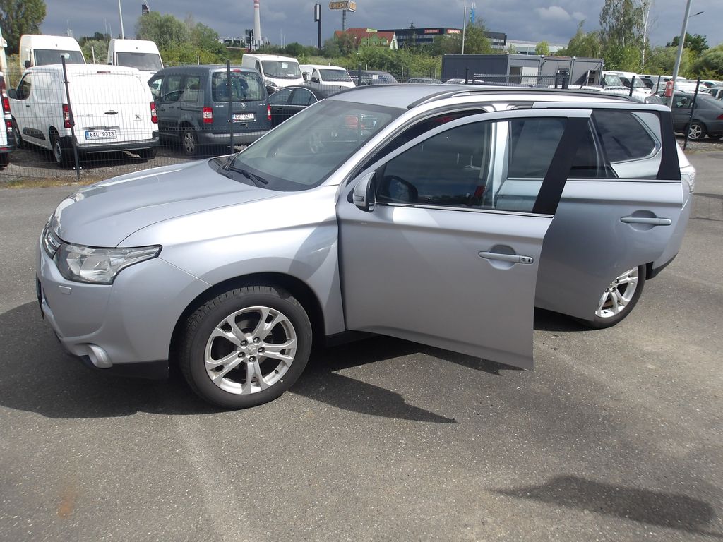 mitsubishi-outlander-2-3di-d-4x4-cr-7-mist-2-maj - 5