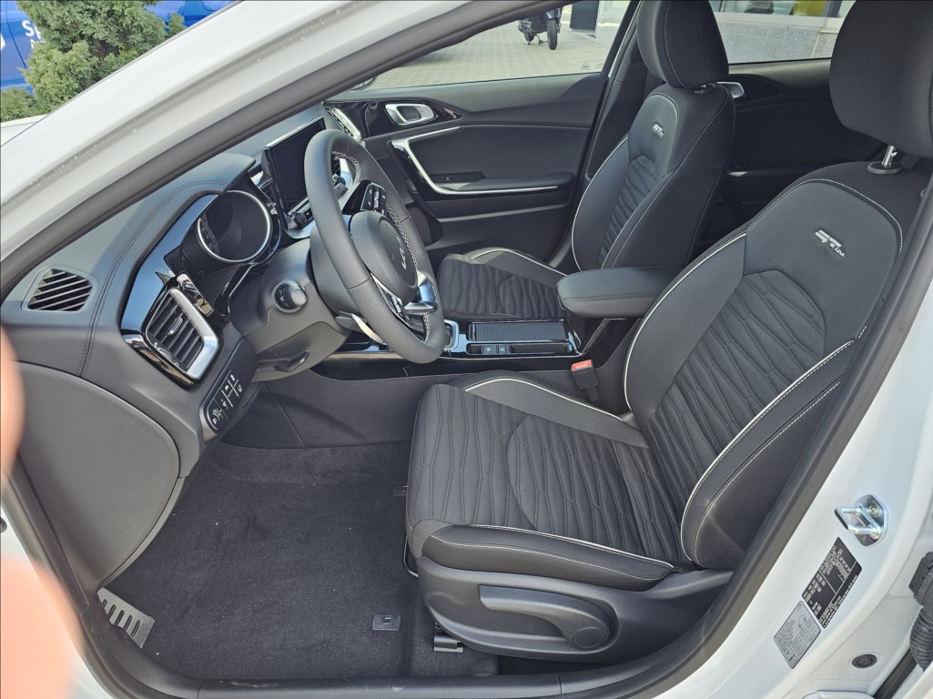 kia-xceed-xceed-cd-1-6-t-gdi-gpf-7dct-gt-line-132-kw - 8