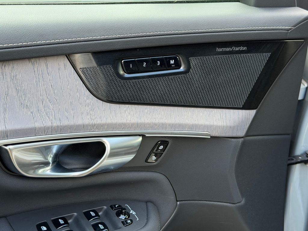 volvo-xc90-plus-b5-360-vzduch - 8