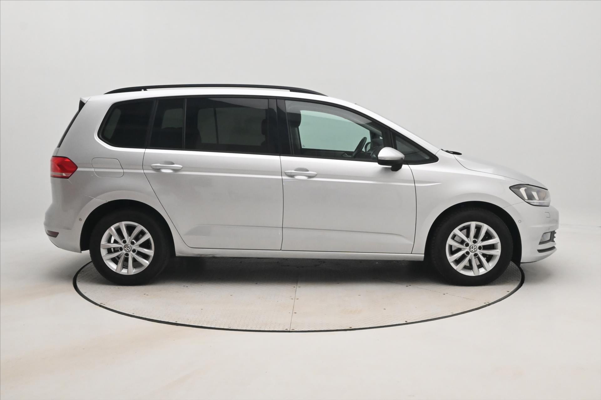 volkswagen-touran-1-6-tdi-85kw-navi-senzory - 3
